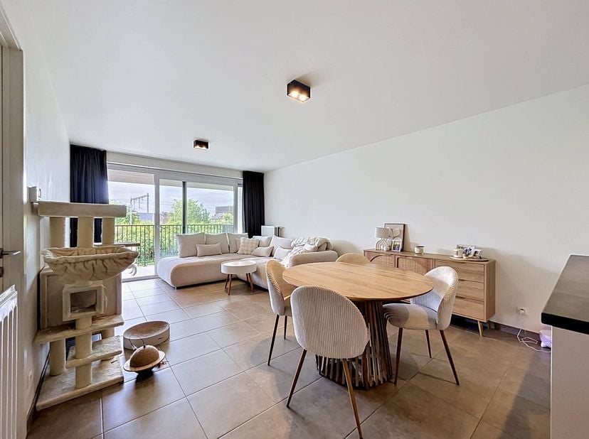 Disposition : <br />
<br />
3e ÉTAGE. : <br />
- espace de vie lumineux (23 m²)<br />
- cuisine ouverte avec tous les appareils modernes<br />
- terra