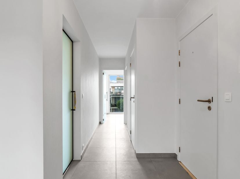 Bent u op zoek naar een volledig gerenoveerd en instapklaar appartement op een toplocatie in het centrum van Beringen? Dan is dit appartement op de tw