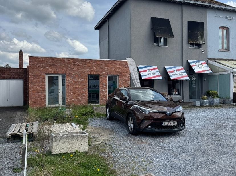 Op zoek naar een ruime handelsruimte met uitstekende zichtlocatie? Dit handelshuis van 215 m² bevindt zich op een uitstekende locatie aan de rotonde v