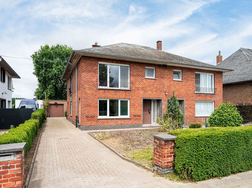 Deze halfopen woning is gelegen in een rustige en groene omgeving te Belzele (Evergem) en vormt de ideale basis voor een renovatieproject. De woning b