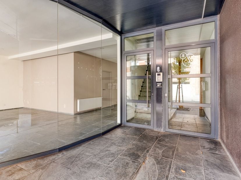 Op een topligging in de Bruggestraat te Hooglede, op wandelafstand van het centrum en diverse voorzieningen, bevindt zich deze veelzijdige eigendom be