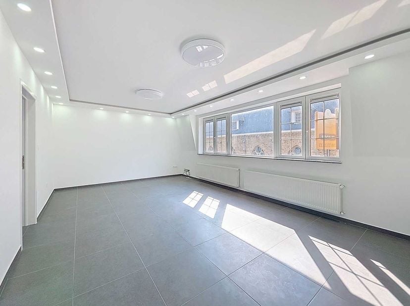 Un duplex superbe et exceptionnellement spacieux, situé dans un endroit central et calme dans la ville de Nieuport, à proximité de la Grand Place, du