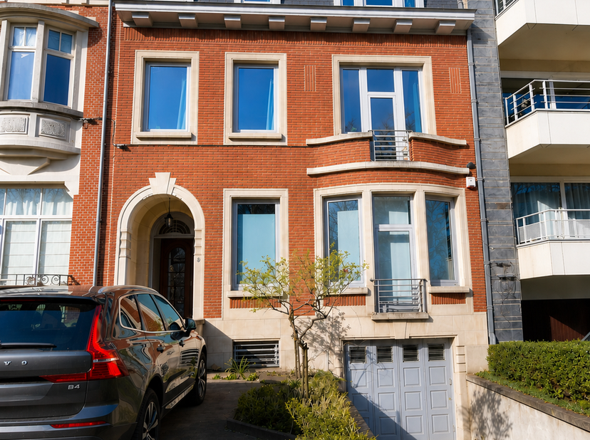 Quartier Meiser, non loin du Square Plasky, superbe maison de maître de 1936 et de ± 525m² bruts avec 9 chambres, garage et jardin. RDC : vaste hall d