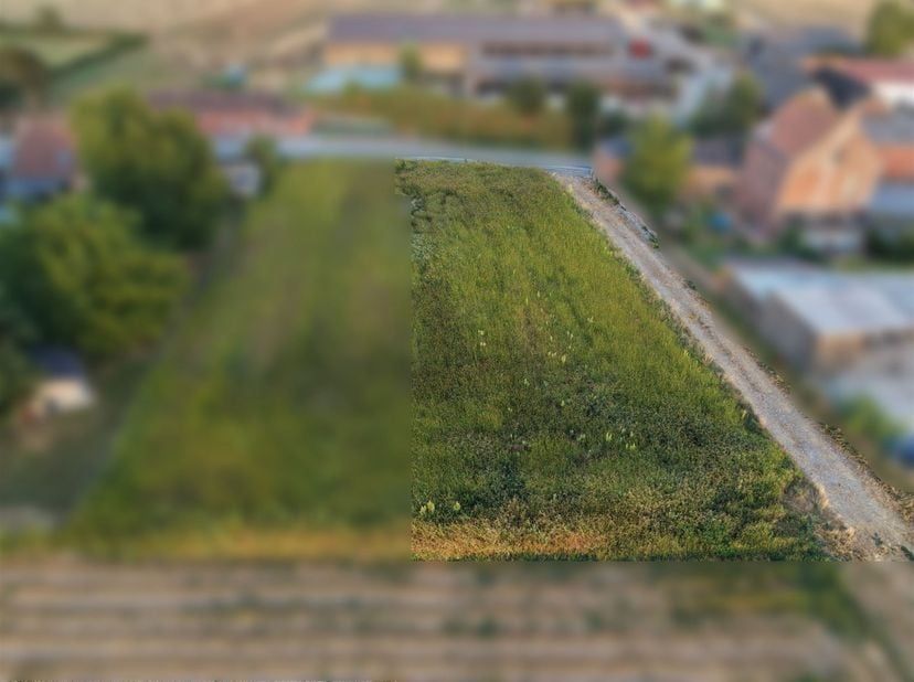 Perceel met een oppervlakte van 15 are en 31 centiare, gelegen in een woongebied met landelijk karakter, in het centrum van het dorp Baugnies.<br />
