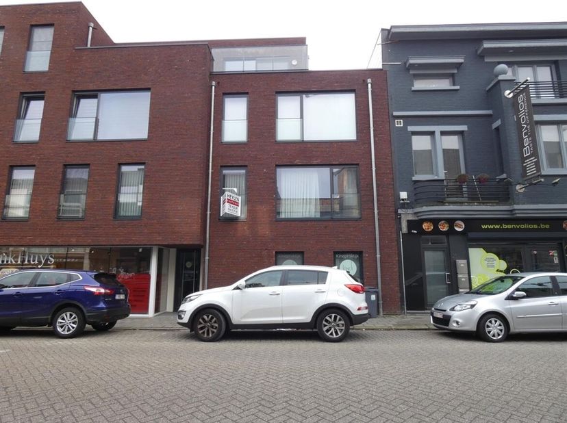 Goed gelegen appartement met 2 slaapkamers en terras<br />
Ligging: Ideaal gelegen, in het centrum van Herentals met vlotte verbinding en ontsluiting