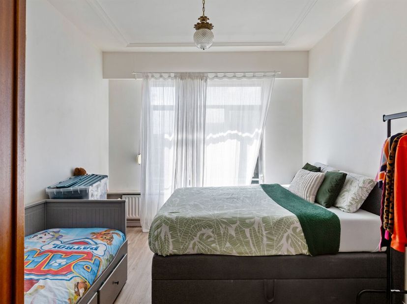 Opbrengsteigendom bestaande uit drie appartementen met een totale huuropbrengst van ca. € 2.700/maand op centrale locatie te Mortsel.<br />
Ligging: G