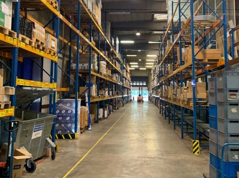 Logistieke Site Antwerpen: Magazijn aan de haven. Strategische kruising A12/E19/Noorderlaan. Gerenoveerde kantoren.<br />
<br />
--------<br />
opspli