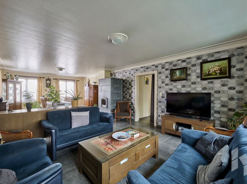 Landelijke woning met een lichtrijke woonkamer, 4 slaapkamers, een mooie veranda en inpandige garage op een perceel van 634 m².<br />
INDELING:<br />