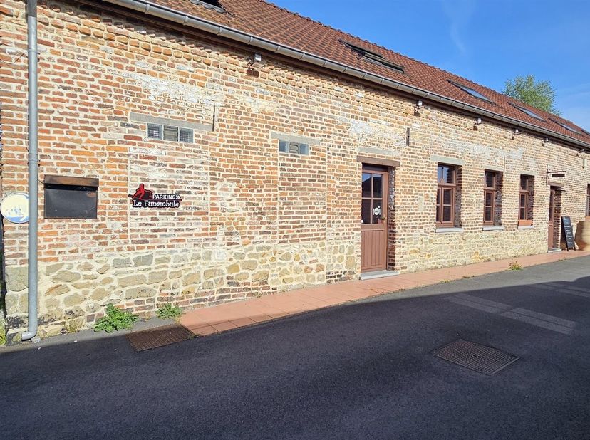 Prix: Offre à partir de 295.000 euros, frais d'agence non inclus et à charge de l'acquéreur.<br />
Dans le centre du village de Sirault, ce superbe bâ