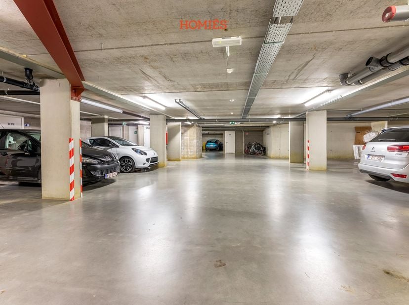 Wij zijn verheugd 1 ondergrondse autostaanplaats en 1 buitenautostaanplaats aan te bieden. De plaatsen maken deel uit van residentie "Poort van Bekkev