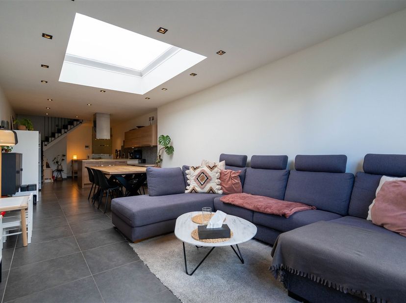 Bent u op zoek naar een moderne, instapklare woning op een uitstekende locatie? Dan zal deze charmante woning u zeker weten te verrassen!<br />
Geleg