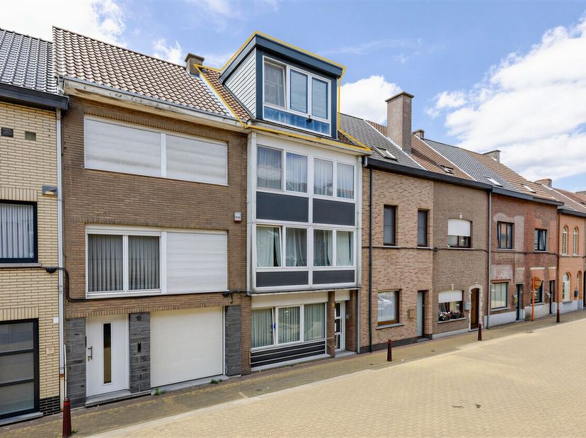 Op zoek naar een instapklaar appartement of een interessante investering? Dan is dit appartement aan de Zavelbaan 42 te 9300 Aalst zeker een bezoek wa