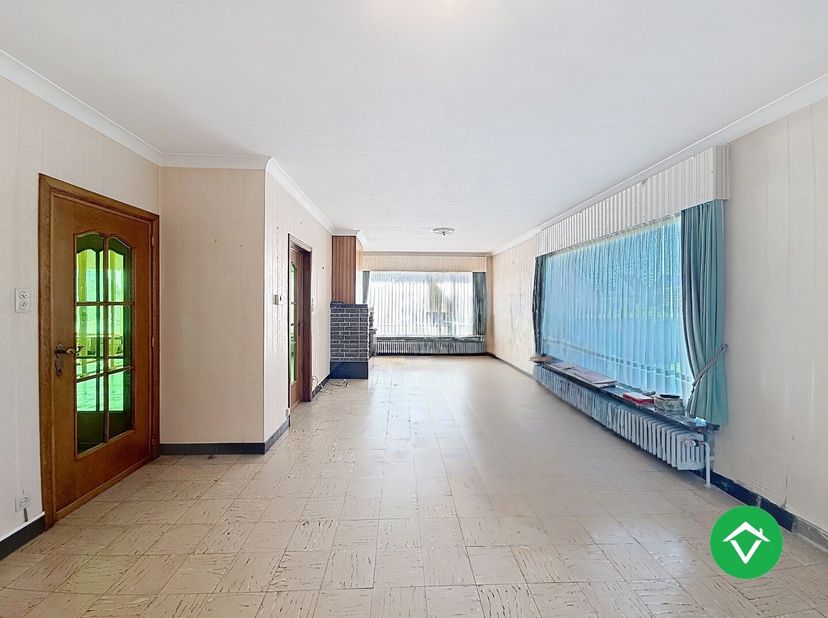 Deze ruime gezingswoning is gelegen op een grondoppervlakte van 588 m² en heeft een bruikbare vloeroppervlakte van 347 m².<br />
Deze eigendom bestaat