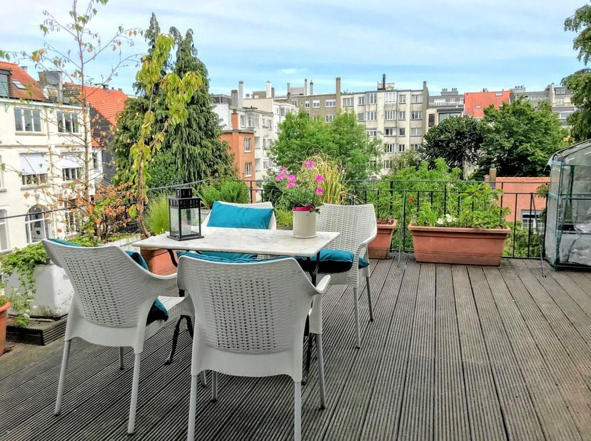 MONTGOMERY/PARC DU CINQUANTENAIRE: Dans un superbe hôtel de maître de 1900 entièrement rénové, élégant appartement 1 chambre, 1 salle de bain avec esp