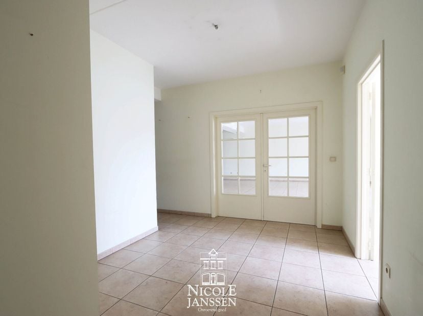 Dit zeer ruime appartement van 207m² bevindt zich op het gelijkvloers van residentie "De Bosbeek".<br />
Dankzij de grote raampartijen en de open leef