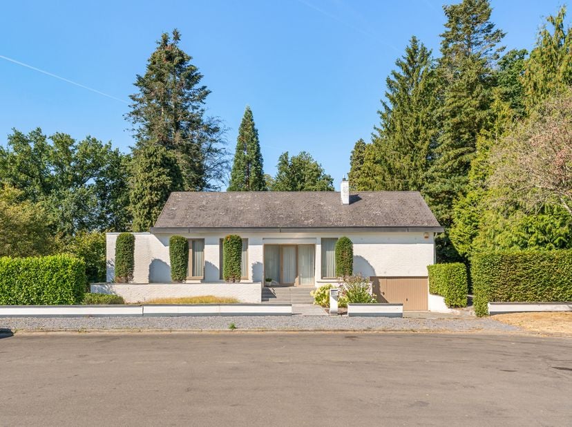 Deze mooi onderhouden villa is gelegen op het einde van een doodlopende straat in de residentiële omgeving van Bokrijk. De zeer rustige omgeving is vl