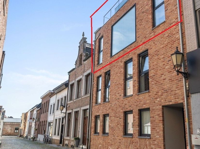 In het centrum van Maaseik, gelegen aan de Marktstraat 3 bus 2.1, bevindt zich dit mooi afgewerkte duplexappartement, voorzien van hoogwaardige materi