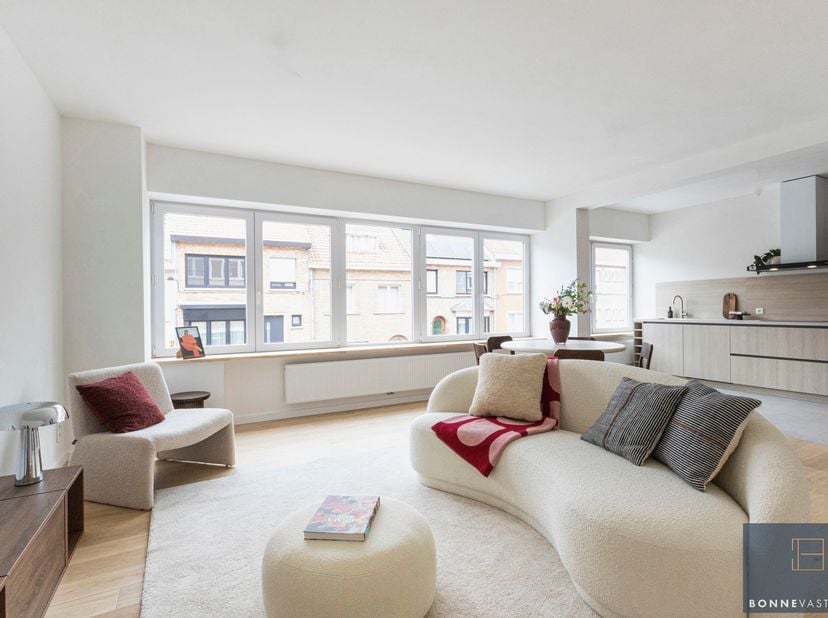 Deze appartementen werden gerenoveerd met nieuwe: leidingen, vloeren, badkamer, keukens, … Er zijn 4 gelijkaardige appartementen te koop, waarbij u de