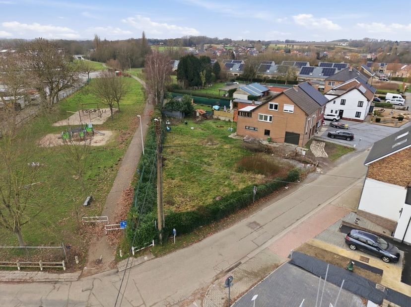 In het historische Tongeren vinden we langs de Henisstraat ter hoogte van nummer 134 deze bouwgrond geschikt voor open bebouwing terug.<br />
Het cent
