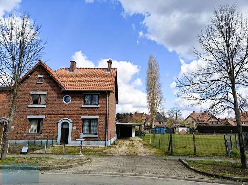 Op zoek naar een woning met een ruime tuin in Genk, Waterschei? Dit renovatieproject biedt u de kans om uw droomwoning volledig naar eigen smaak te cr