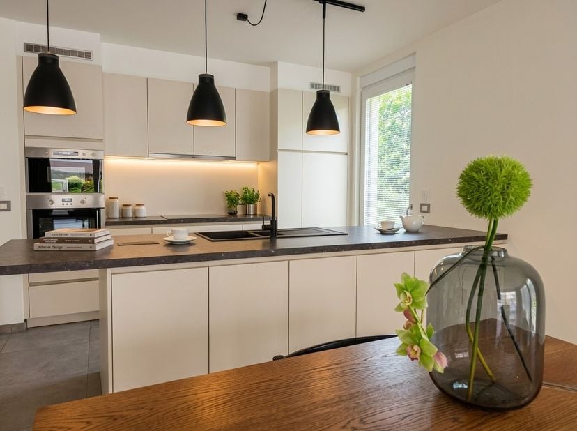 Stijlvol en energiezuinig gelijkvloers appartement met groot terras in hartje Deerlijk.<br />
<br />
Bent u op zoek naar het comfort van een recent ni