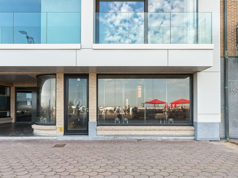 À quelques pas de la Place du Phare, le secteur le plus animé et commercial de la digue de Knokke, se trouve ce commerce prêt à l’emploi d’environ 100