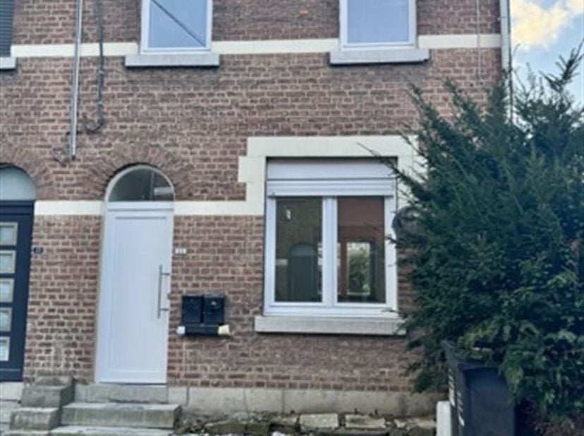 Pour tout renseignement ou visite, prendre contact avec la propriétaire au 0475 33 39 39. <br />
Maison rénovée et isolée dans un quartier calme.<br /