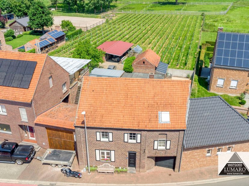 Bijzonder mooi gelegen eigendom, in centrum Leut. 2 appartementen. Ook als 1 woning te bewonen, met 6 slaapkamers bijvoorbeeld.<br />
De originele won