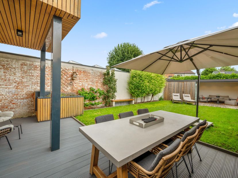 Maison semi-mitoyenne entièrement rénovée avec 3 chambres, 2 salles de bains et un magnifique jardin avec espace lounge.<br />
<br />
Entièrement réno