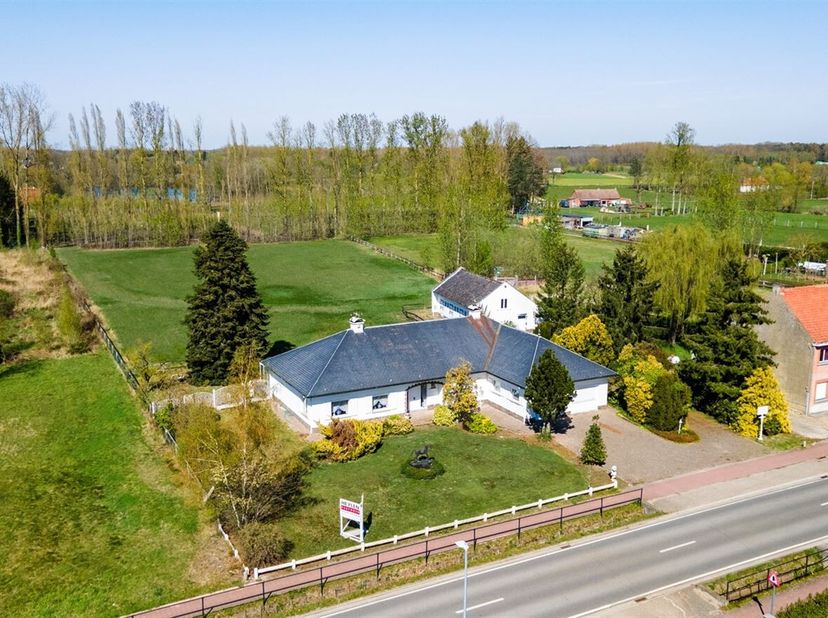 Karakteristieke woning met paardenstallen op uitzonderlijk perceel in Hersel<br />
Bij binnenkomst komt u terecht in een ruime inkomhal die toegang ge