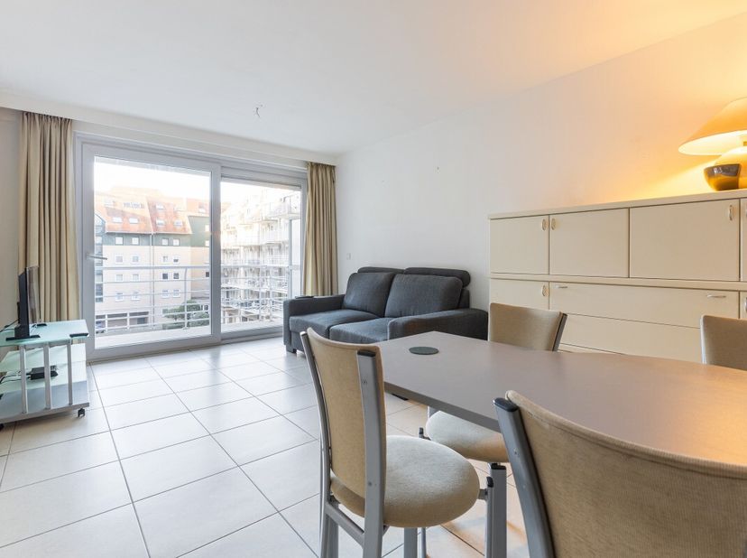 Te koop: instapklaar appartement in het centrum van Nieuwpoort, op wandelafstand van de zee en nabij openbaar vervoer.Dit appartement, gebouwd in 1999