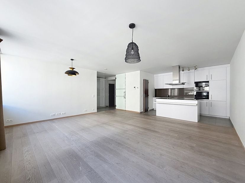 À proximité immédiate du Mont des Arts et de la Gare Centrale, cet appartement entièrement rénové en 2019 bénéficie d’un emplacement particulièrement
