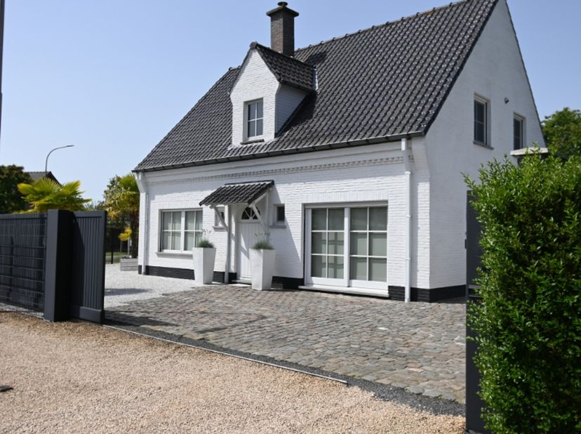 In een bijzonder gegeerde en residentiële wijk van De Pinte bevindt zich deze charmante open bebouwing. Deze eigendom biedt een uitzonderlijke combina