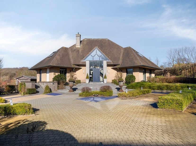 Riante villa op 3.465 m² in de prachtige Vlaamse Ardennen<br />
In het hart van de idyllische Vlaamse Ardennen bevindt zich deze uitzonderlijk ruime v