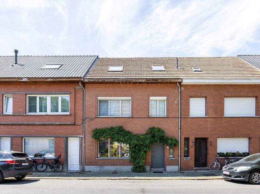 Bent u op zoek naar een instapklare woning met karakter in Maria-ter-Heide? Dan leest u best even verder. Deze woning uit 1951 met 205m² bewoonbare op