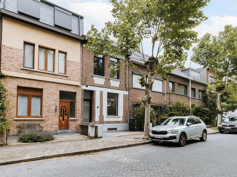 Deze prachtig gerenoveerde woning is gelegen in een rustige straat op de grens van Merksem en Schoten. Dichtbij winkels, scholen, openbaar vervoer, de