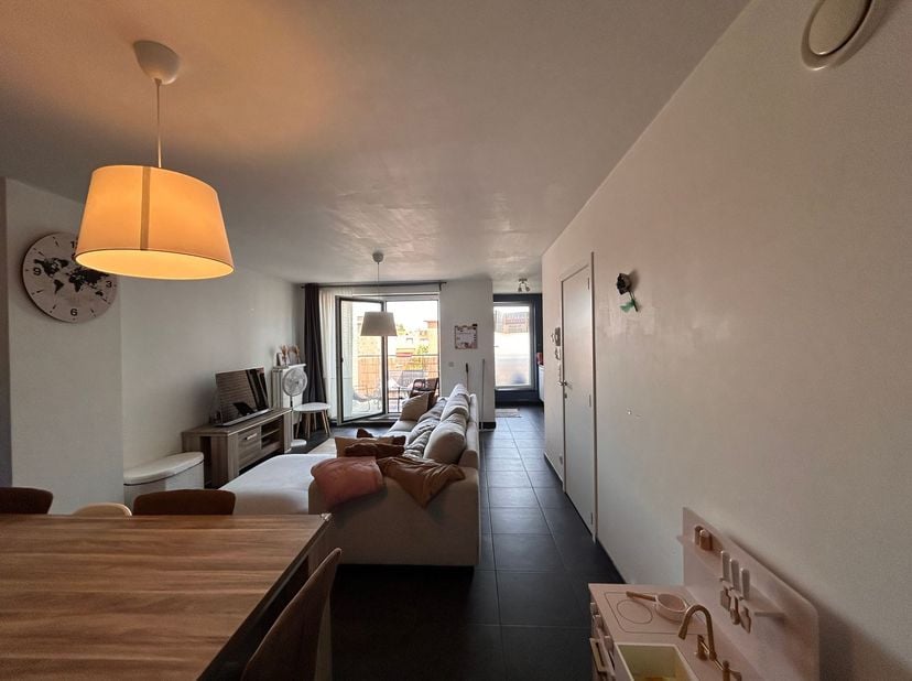 Ruim appartement met 2 slaapkamers, balkon en garagebox<br />
Ligging:<br />
Het appartement is centraal gelegen in Turnhout, nabij winkels, scholen