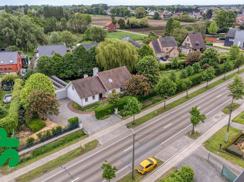 Huis te koop in Dr.-Van de Perrestraat 367,
                    2440 Geel