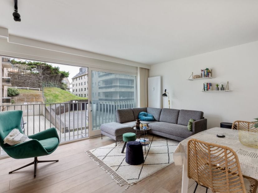 Dit appartement is zeer gunstig gelegen nabij de Zeedijk van Koksijde. Dankzij de zonnige oriëntatie is de leefruimte zeer lichtrijk en is er een aang