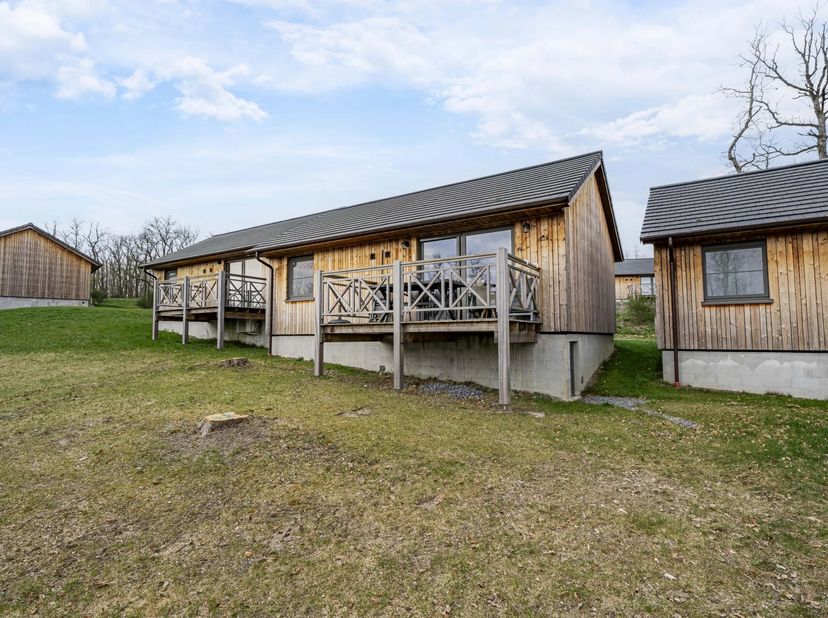 EBimmo vous propose ce charmant chalet de vacances, en parfait état, vendu meublé, idéalement situé dans un environnement boisé et calme (idéal pour s