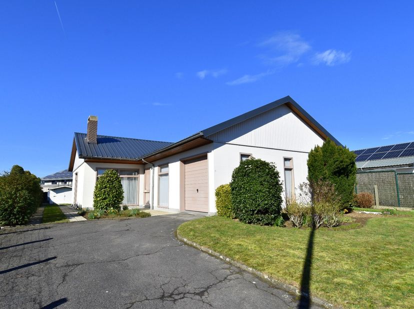 In een aangename en residentiële buurt in Wevelgem bevindt zich deze verzorgde gelijkvloerse woning op een prachtig perceel van meer dan 1.000 m².<br