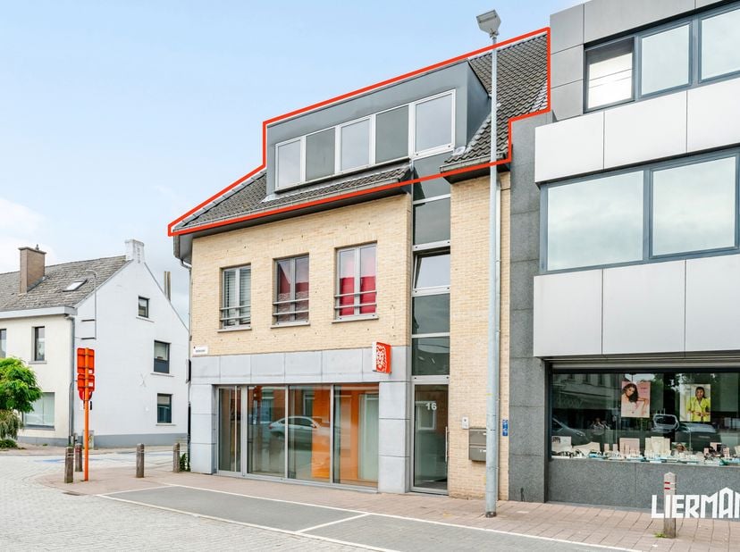 -- BEZOEK ENKEL NA AFSPRAAK --<br />
In Meredorp, te Erpe-Mere, vindt u dit ruime duplexappartement met een bewoonbare oppervlakte van 136 m². De eige