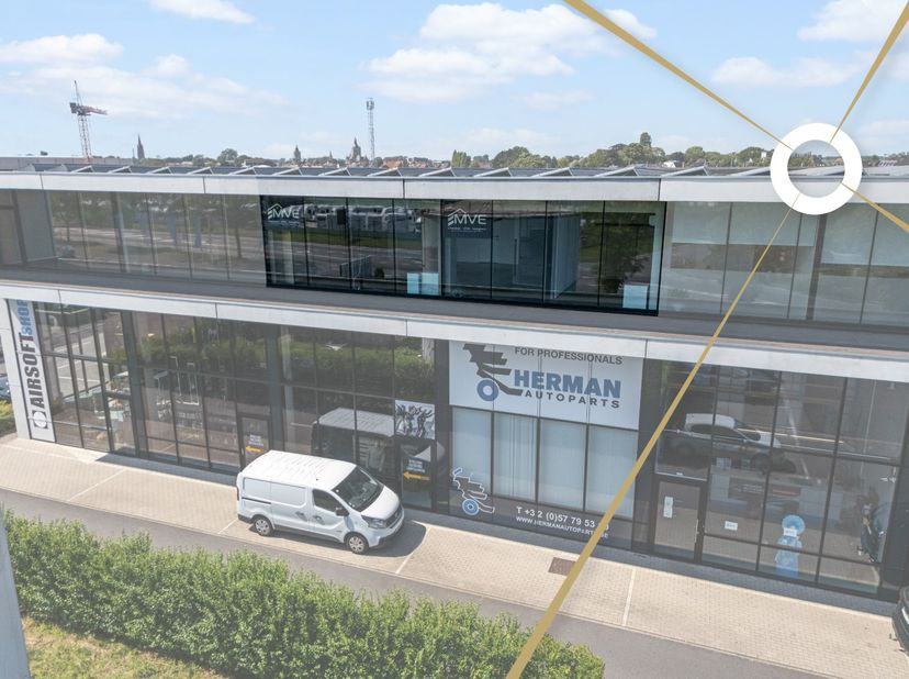 Dit handelspand is gelegen langs de Europalaan te Poperinge op een zeer bereikbare en zichtbare locatie. <br />
Het handelspand beschikt over 2 airco'