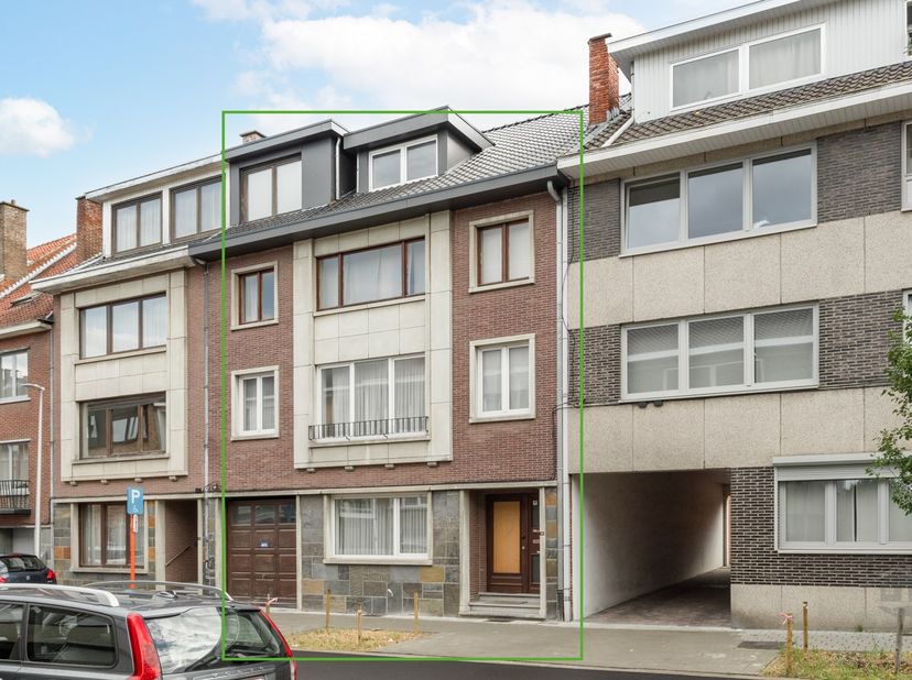 ALGEMEEN:<br />
<br />
Woning met 7 slaapkamers en 3 garages op wandelafstand van Hasselt centrum.&amp;nbsp;<br />
<br />
INDELING:<br />
<br />
Gelijkvlo