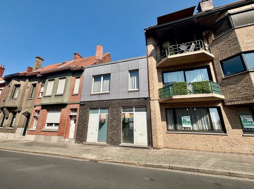 Dit aangename en lichtrijke gelijkvloers appartement is gelegen te Roeselare en beschikt over een praktische en comfortabele indeling. Bij het binnenk