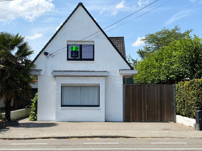 Ligging<br />
Deze ruime woning is centraal gelegen nabij het centrum van Avelgem. Dankzij de uitstekende ligging bevinden winkels, horeca, scholen en