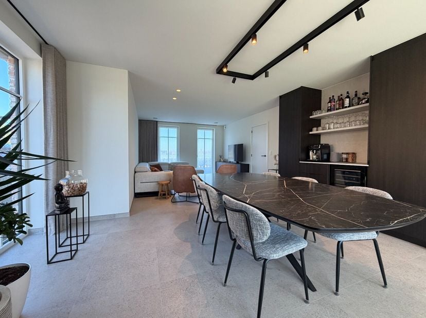 Deze nieuwbouwwoning is gelegen in een rustige buurt en beschikt over een ruime tuin waar u heerlijk kan genieten van de buitenlucht. Met maar liefst