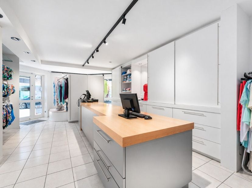 Westkapelle : local commercial prêt à l'emploi à vendre dans un emplacement de choix, dans la Dorpstraat à Westkapelle. Situé dans un excellent emplac
