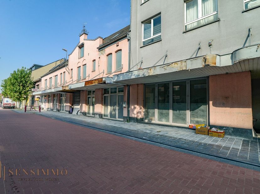 Gelegen pal in het centrum van Maasmechelen vindt u deze indrukwekkende handelsruimte met een bruikbare vloeroppervlakte van maar liefst 1.457 m². Dan