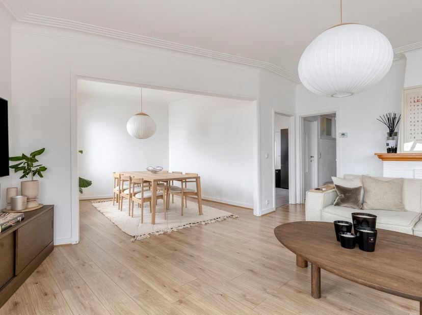 Ontdek dit uitzonderlijk ruime en volledig gerenoveerde triplex appartement, gelegen aan de Sterstraat 96 te Drogenbos. Deze centrale locatie biedt ee